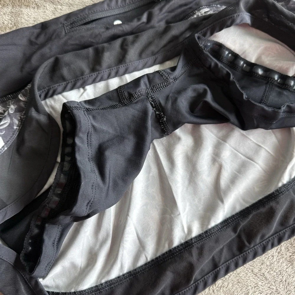 Lululemon Hotty Hot Skirt in Flowabunga Black Angel Wing Size 6 - Picture 3 of 4